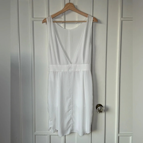 Wilfred Aritzia classic elegant white dress with a V neckline Size S pockets - Picture 5 of 12